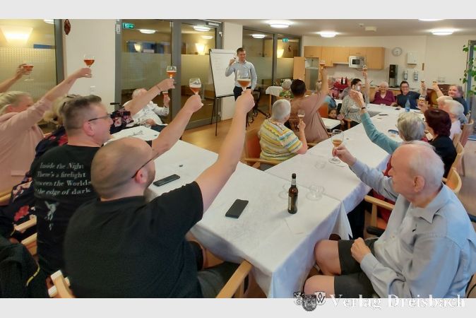 Na, denn Prost! Bei der Bierverkostung im Kursana Domizil testeten die Senioren und Mitarbeitende eine Handvoll verschiedene Biersorten, die Craftbeer-Tastingleiter Benjamin Dorbert mitgebracht hatte.