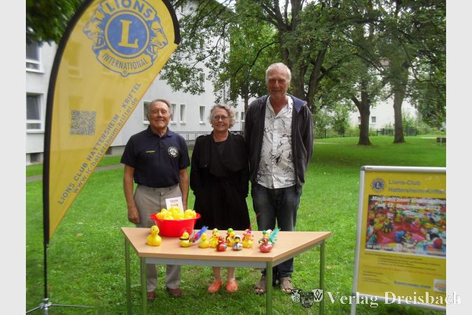 V.l.n.r.: Lions-Mitglied Prof. Dr. Ludwig Böhm, Heike Bülter und Eberhard Roth bei der Übergabe der Enten.