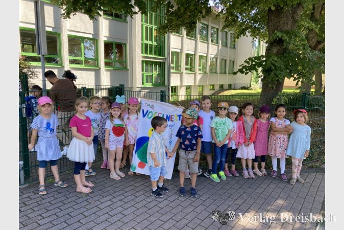 Kinder von der Kita Vogelnest wünschen viel Glück zum Schulanfang.
