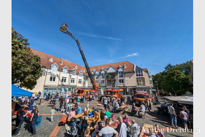 Großer Bahnhof am vergangenen Samstag auf dem Marktplatz: Die Hattersheimer Feuerlöwen feierten ihr zehnjähriges Bestehen.