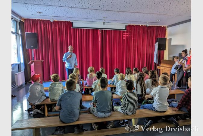 Schulleiter Hilmar Jüterbock begrüßte am Dienstag die neuen ersten Klassen an der Robinson-Schule.
