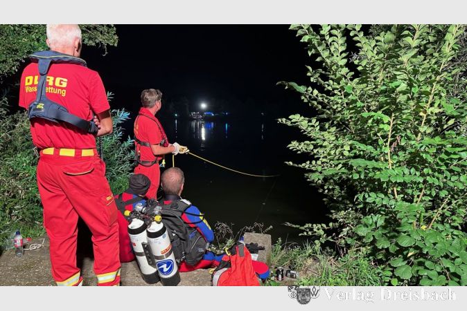 Bis in die Dunkelheit hinein suchten die Einsatzkräfte nach dem Vermissten. Gegen 21.45 Uhr wurde der Leichnam gefunden.