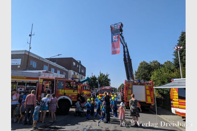 Unter strahlend blauem Himmel fand in diesem Jahr der Tag der offenen Tür der Feuerwehr statt.