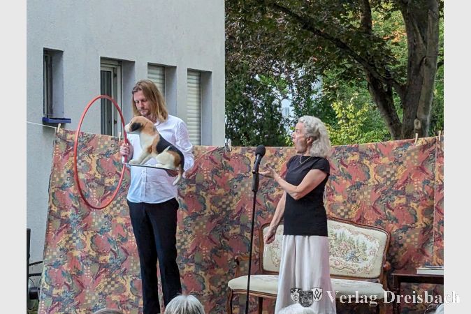 Bastian Hahn und Ursula Stampfli zeigten eine missglückte Artistiknummer mit Hund.