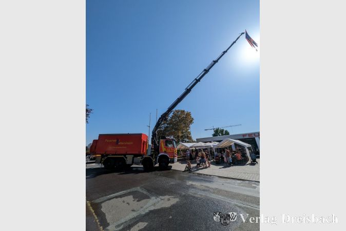 Das 2022 neu angeschaffte Wechselladerfahrzeug mit ausgefahrenem Ladekran.