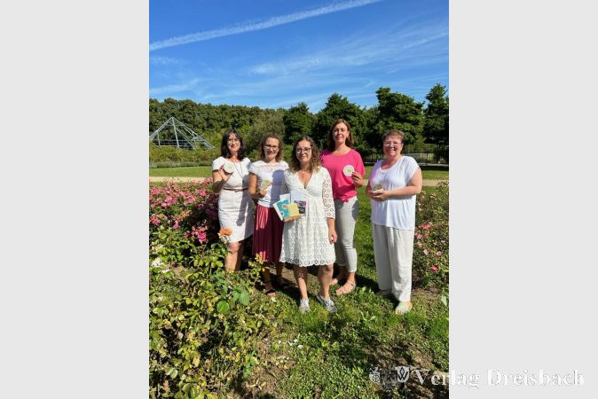 Die Gewinnerin des Fotowettbewerbs, Franziska Spier (Mitte), bei der Überreichung des Gewinns im Rosarium durch die Wirtschaftsförderung und den Gewerbeverein.