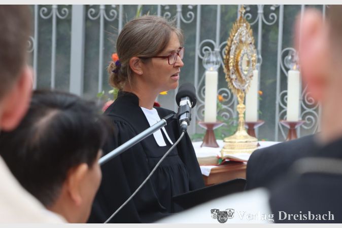 Am zweiten Altar in der Eisenbahnstraße zeichnete die Evangelische Kirchengemeinde für die Gestaltung verantwortlich, Vakanzpfarrerin Anne Möller sprach zu den Gläubigen.