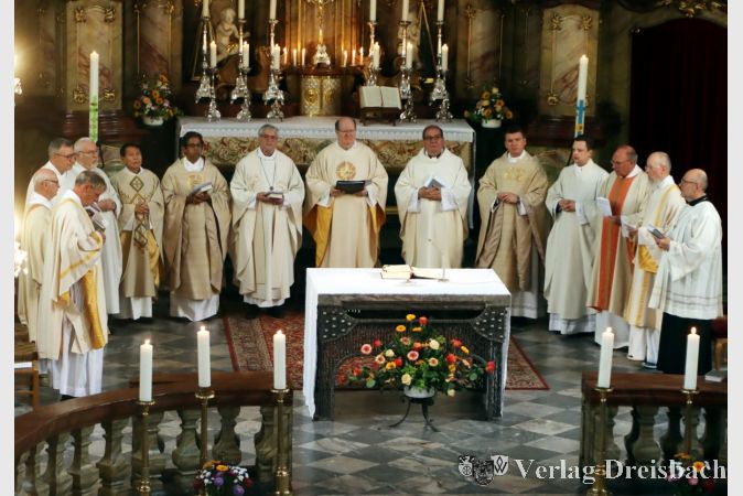 Geistliche aus vielen Gemeinden kommen in der St.-Gallus-Kirche zusammen, um das einmalige Flörsheimer Glaubensfest mit zu begehen.