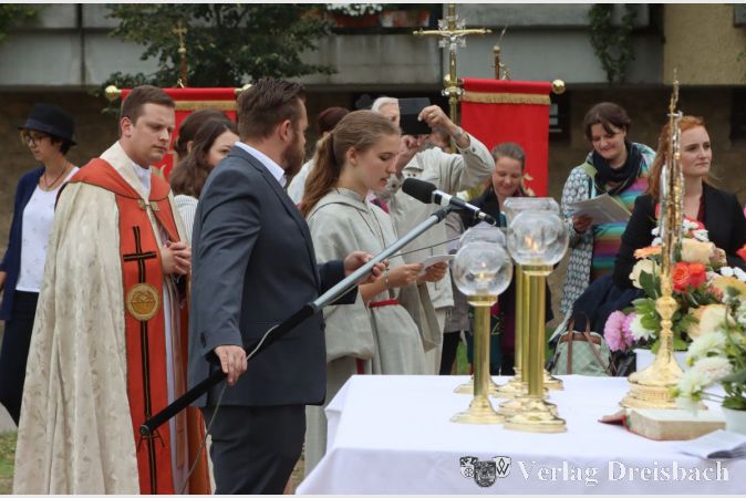 Der vierte und letzte Altar war wie gewohnt am westlichen Ende des Parkplatzes am Mainufer aufgebraut und wurde auch in diesem Jahr von der Jugend gestaltet.