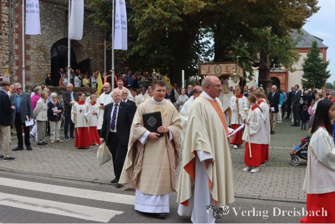 Nach dem fast zweistündigen Gottesdienst machte sich der Tross der Gläubigen auf den Prozessionsweg.