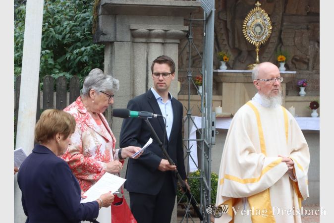 "Für die Menschen in unserer Stadt" wurde das Programm am Altar Christkönigkapelle von einer Gruppe Gläubiger gestaltet, hier trägt Berthilde Enders als Erste vor.