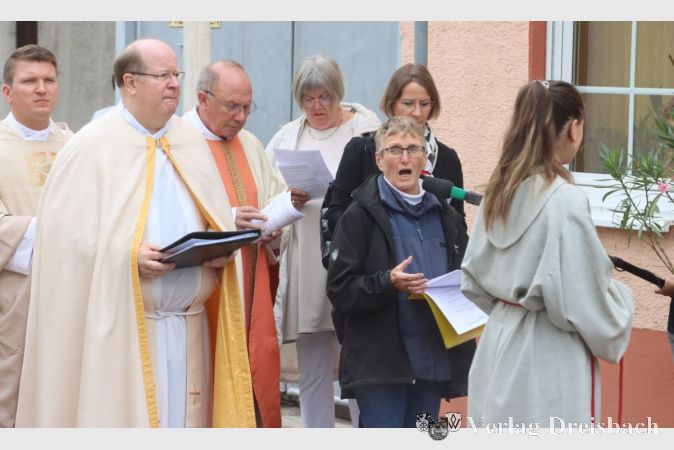 Am Pestkreuz, erste Station der Prozession, trugen Mitarbeiterinnen des Laurentius-Münch-Haus ihre Gedanken vor.
