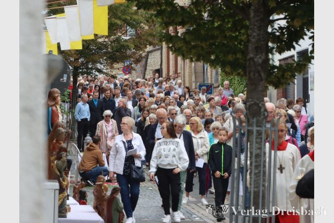 Durch die Obermainstraße zog sich die Prozession auf dem Weg zum vierten Altar am Mainufer.