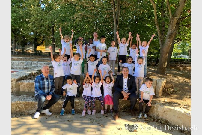 Großer Jubel über die neuen T-Shirts. Die Kinder der 1c umringen Schulleiter Steffen Nagel, Klassenlehrerin Nadine Studier und Bürgermeister Christian Seitz.