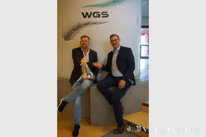 Bürgermeister Seitz (rechts) gratulierte Dr. Richter, dem neuen Schulleiter der WGS.