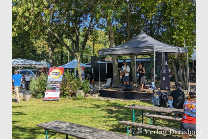 Bestes Spätsommerwetter, schöne Musik, idyllische Lage am Mainufer und auch noch ein Hunde-Fotoshooting: All das lockte am Sonntag viele Besucherinnen und Besucher an die Okrifteler Uferbar.