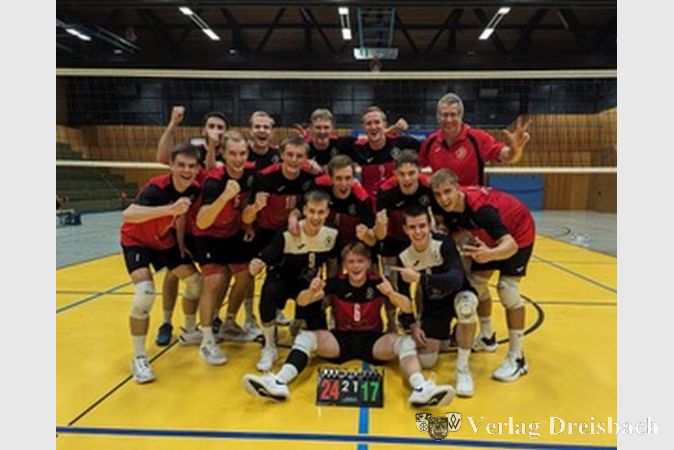 Die zweite Herrenmannschaft der Tus Kriftel Volleyball bejubelt den erfolgreichen Saisonauftakt.