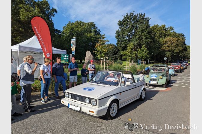 Das "Erdbeerkörbchen": Ein VW Golf Cabriolet der ersten Generation ging im Angesicht von Moderator Bernd Schultz, Landrat Michael Cyriax, Staatsminister Axel Wintermeyer und Bürgermeister Christian Seitz an den Start.