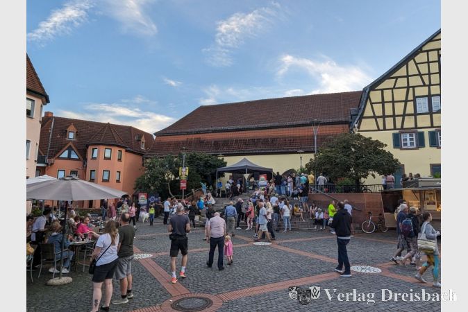 "Heimat shoppen 2023": Am Freitagabend fand die Abendveranstaltung am Marktplatz statt, die Band "Soul Between Strings" musizierte oben vor den Toren des Alten Posthofes.