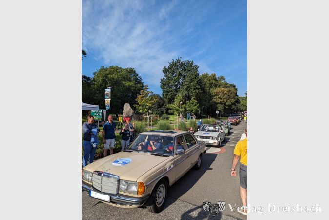 Oldtimer standen Schlange auf dem Schwarzbachhallen-Parkplatz in Kriftel. Im Minutentakt durften die Fahrzeuge nacheinander starten.