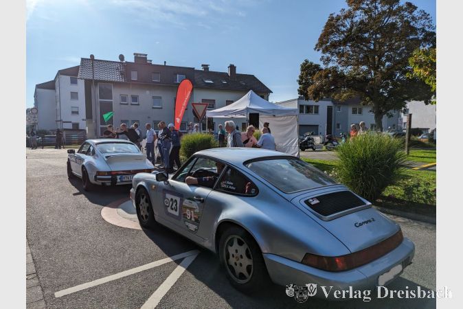 Staatsminister Wintermeyer genehmigte durch das Wehen mit der grünen Flagge einem Porsche den Start.