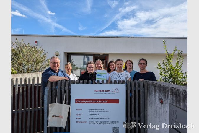 Die "Urkunde als Türschild" wird sicher noch einen markanten Platz am Eingang finden. Das stolze Team der KiTa SchokoLaden präsentierte die Auszeichnung am vergangenen Dienstag gemeinsam mit Bürgermeister Klaus Schindling (links), Katrin Conzelmann-Stingl von Rhein.Main.Fair e.V. (2. v. links) und Referatsleiterin Svenja Colak (2. v. rechts).