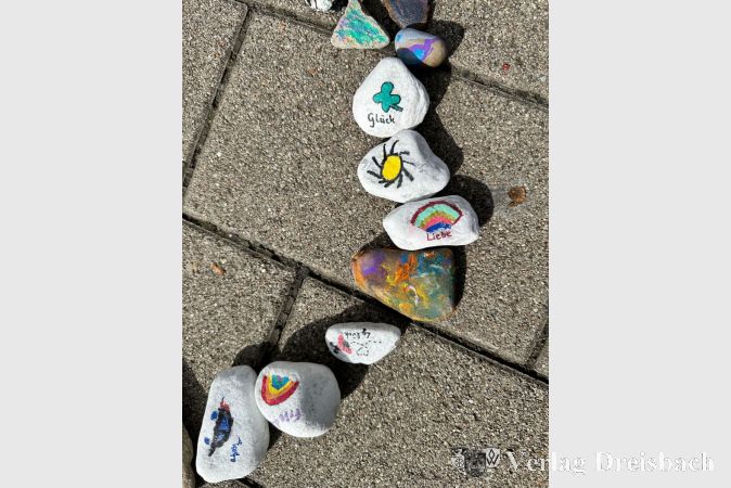 Bunte und friedvolle Botschaften auf den Steinen.