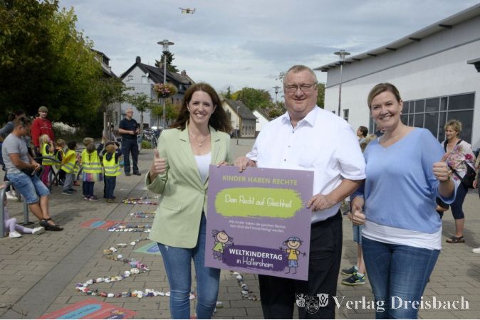 V.l.n.r.: Referatsleiterin Svenja Colak, Bürgermeister Klaus Schindling und Mit-Initiatorin Sabrina Marosch freuen sich über die erfolgreiche Mitmachaktion.