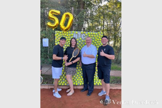 Bürgermeister Klaus Schindling (Mitte), gratuliert dem HTC-Vorstand Steven Buchinger, Fernanda Mang, Julian Hiddemann (v.l.n.r.) zum Jubiläum.