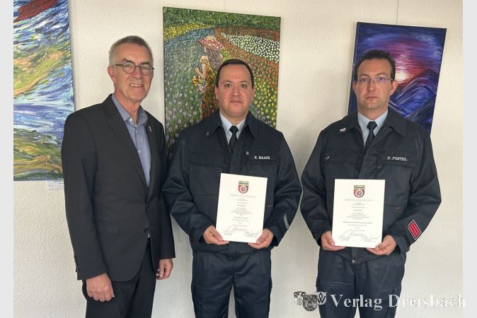 V.l.n.r.: Der Erste Beigeordnete Franz Jirasek, Gemeindebrandinspektor Rachid Maach und sein Erster Stellvertreter Daniel Postel mit den Ernennungsurkunden.