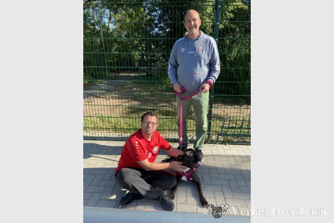 André Tremel (links) liebkost das Vereinsmaskottchen Kayla. Die Leine hält Henrik Klemm.