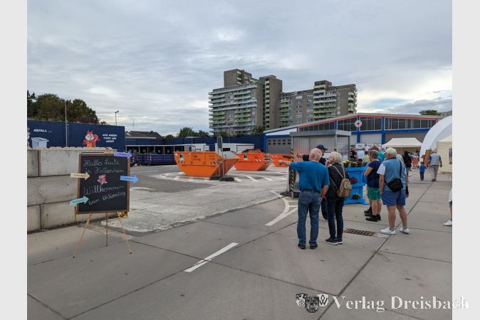 Interessierte Besucherinnen und Besucher nahmen den frisch herausgeputzten Wertstoffhof am Aktionstag "Sauberhaftes Hattersheim" gerne einmal genauer unter die Lupe.