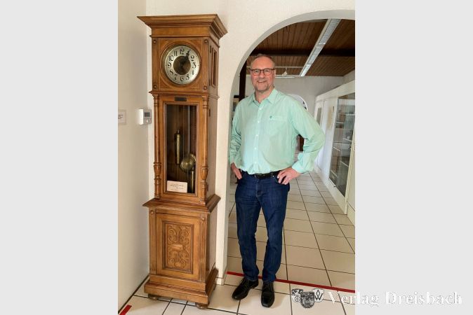 Die Standuhr war ein Geschenk der Gemeinde Kriftel an Herrn Bürgermeister Sittig zum 25-jährigen Dienstjubiläum im Jahr 1917. Rechts Gemeindearchivar Dr. Krause.