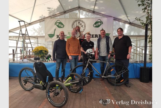 V.l.n.r.: Die Sponsoren Daniel Pulvermüller und Paul Hollants sowie Marco Lenck, Bürgermeister Seitz und Fachbereichsleiter Pasquale Fiore mit den Gewinnen für die besten Drei.