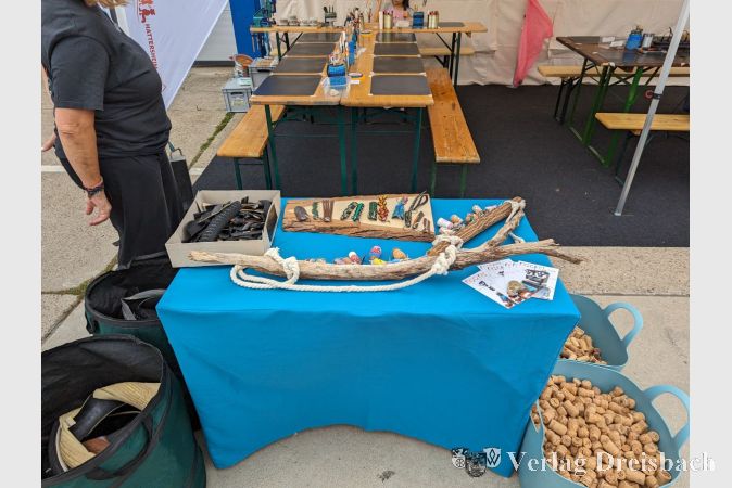 Mit den verschiedensten Stoffen und Materialien durfte gebastelt werden.