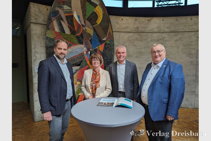 V.l.n.r.: Der Freisinger Oberbürgermeister Tobias Eschenbacher, die hessische Umweltministerin Priska Hinz, Bernd Düsterdiek vom DStGB und Bürgermeister Klaus Schindling am Dienstag im Foyer der Stadthalle.