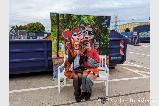 Eichhörnchen und Waschbär, die beiden Abfallbotschafter der Stadt Hattersheim, standen gerne für Fotos zur Verfügung.