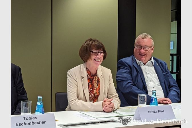 Staatsministerin Priska Hinz und Bürgermeister Klaus Schindling bei der Pressekonferenz im Vorfeld der Ausschusssitzung.