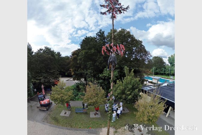 Drohnenblick auf den Kerbebaum.