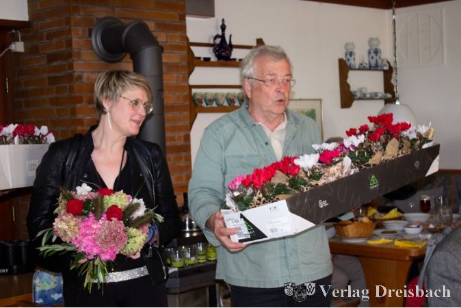 Gerhard Mantel mit den von Rosensilke gelieferten Alpenveilchen. Wirtin Karola erhielt einen Blumenstrauß zum Dank.