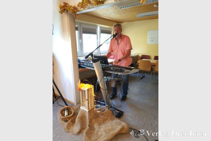 Der Flörsheimer Alleinunterhalter Hans-Werner Bisch sorgte beim Weinfest für die passende musikalische Untermalung.