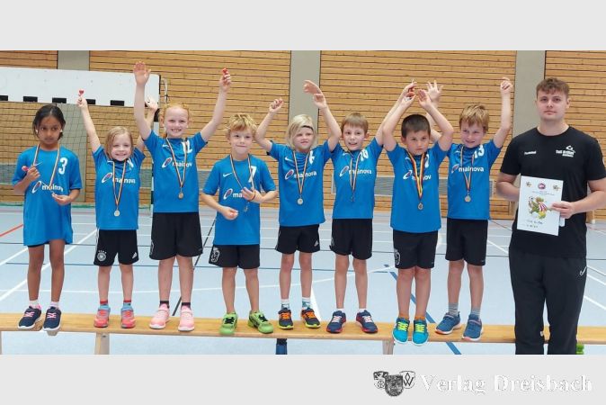 Zufrieden nahm die F2 ihre Medaillen beim Spielfest entgegen.