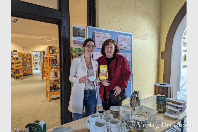 Die Erste Stadträtin Heike Seibert (links) und Jutta Pum vom KulturForum am Aktionsstand zum Tag des Kaffees. Gerade die fair gehandelte Sorte "Aromatico" kam bei den neugierigen Freuden den populären Heißgetränks besonders gut an.