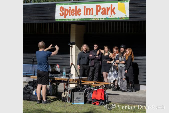Die Progressive-Metal-Band Stygium aus Kelkheim posierte für ein Gruppenfoto. Im Rahmen der Spiele im Park gab sie am Sonntag ein Open-Air-Konzert im Freizeitpark.