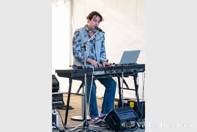 Auch Bernd Sangmeister musizierte beim von der Musikschule Kriftel veranstalteten Open-Air-Festival mit jungen Bands und Künstlern aus Kriftel und der Region.