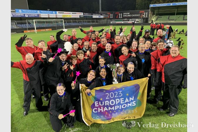 Das jubelnde Brass & Drum Corps Kriftel nach dem Triumph in den Niederlanden. Das Siegerfoto schoss der mitgereiste Krifteler Bürgermeister Christian Seitz.
