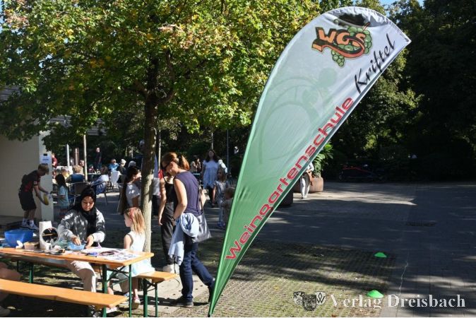 Kinderschminken am Stand der Weingartenschule.