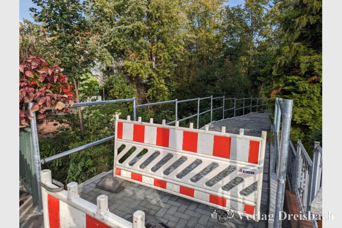 Noch stehen Absperrgitter am Zugang zum Hattersheimer Weg. In der nächsten Woche sollen diese nach der Erledigung letzter Arbeiten verschwinden.