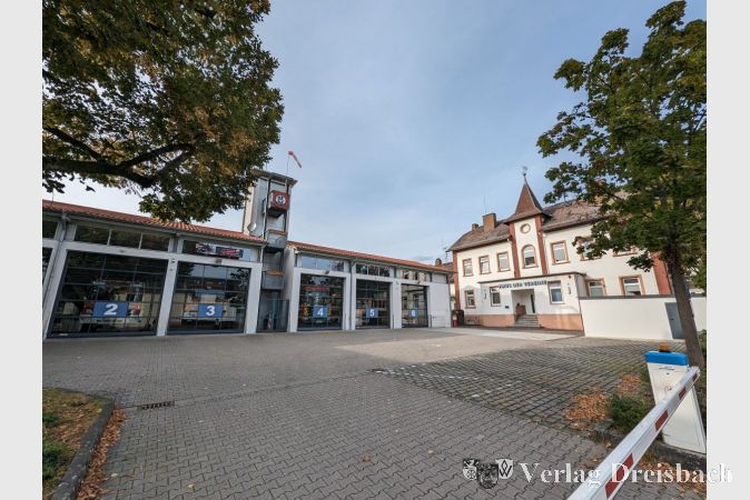 Im Feuerwehrgerätehaus (links) wurden in der jüngsten Heizperiode 451,35 kWh mehr als noch im Vorjahr verbraucht. Die Verwaltung plant deshalb die dortige Installation von effizienteren Wärmeüberträgern.
Im Haus der Vereine (rechts) hingegen konnte enorm viel Energie eingespart werden: Fast 17.500 kWh weniger wurden dort 2022 verbraucht, was einer prozentualen Ersparnis im Vergleich zum Vorjahr in Höhe von 19,93 Prozent entspricht.