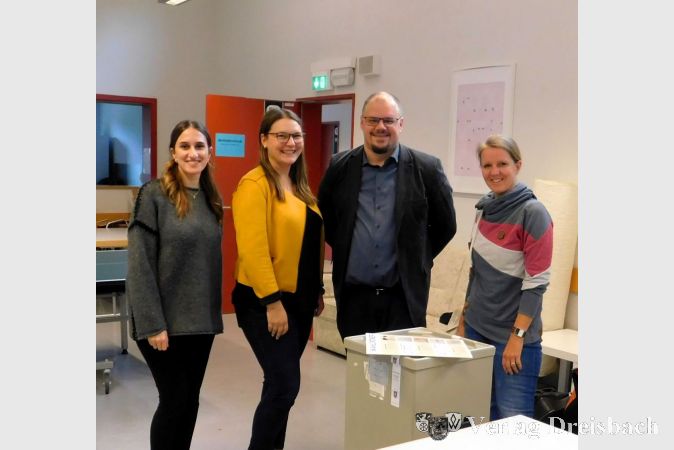 V.l.n.r.: Honorarkraft Semira Buch, Lehrerin Marlene Krüger, Schuldirektor Alexander Heyd und Lydia Rauh von der mobilen Beratung Kriftel.